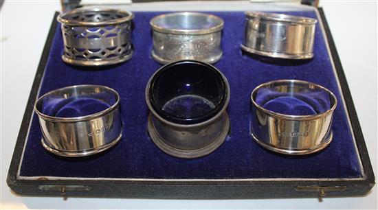 4 silver and 1 plated napkin rings and a single silver salt (6)